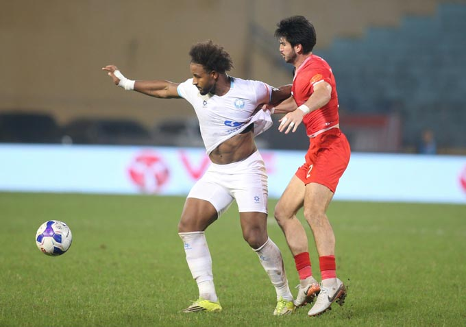 Top chân sút V-League hiện tại: Người dẫn đầu có bao nhiêu pha lập công?