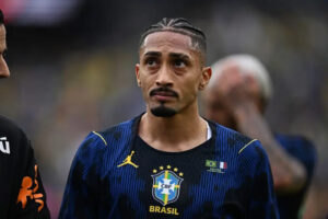 Barca mất Raphinha đúng ‘giờ G’: Cú trượt chân có thể định đoạt cả mùa giải