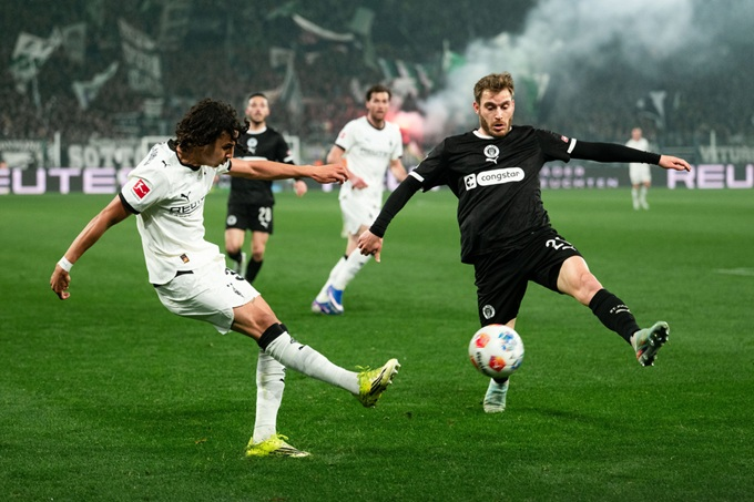 Borussia Mönchengladbach tiếp tục gieo sầu cho FC St. Pauli ở lần chạm trán thứ ba mùa này