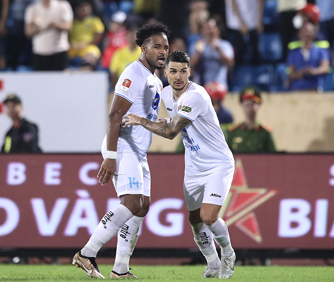 Không cần nhìn vẫn hiểu: Hoàng Hên – Xuân Son và thứ ‘ngôn ngữ riêng’ trên sân cỏ