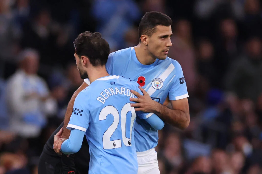 Rodri ‘nuốt chửng’ tuyến giữa: Rice và Zubimendi hóa kẻ chạy theo trong trận cầu một chiều