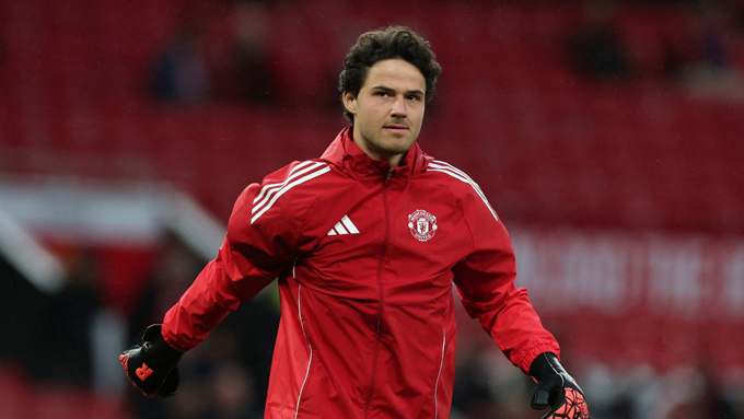 Thủ môn Senne Lammens có nghi thức mê tín kỳ lạ trước mỗi trận