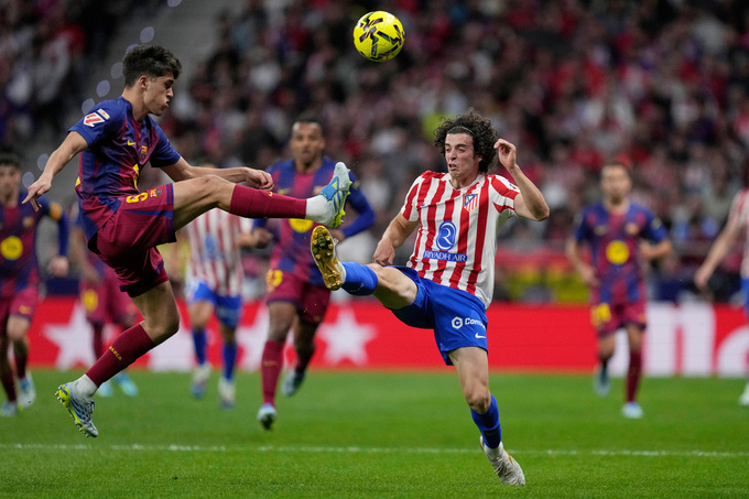 Barca lại tự làm khó mình vì thẻ đỏ