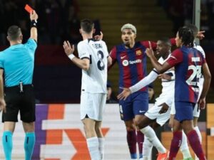 Barca lại tự làm khó mình vì thẻ đỏ