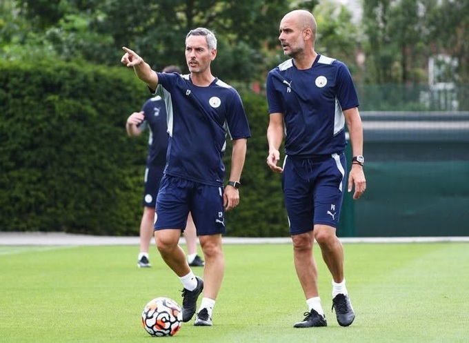 Carlos Vicens bước ra ánh sáng: ‘cánh tay phải’ của Pep Guardiola lộ diện