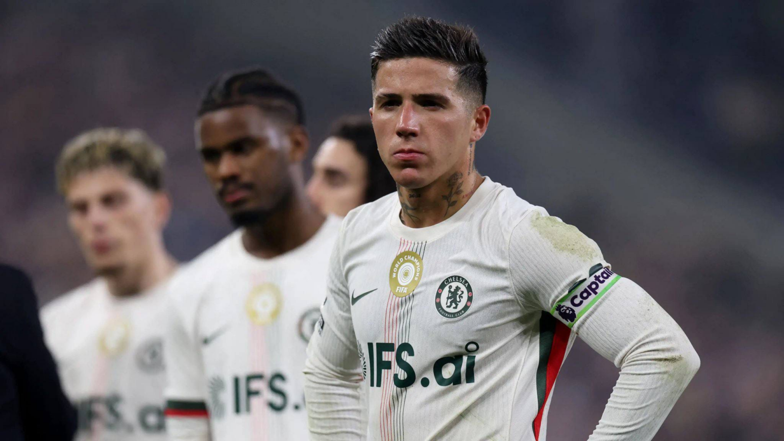 Cucurella và Enzo Fernandez tự gây bão truyền thông giữa lúc Chelsea khủng hoảng