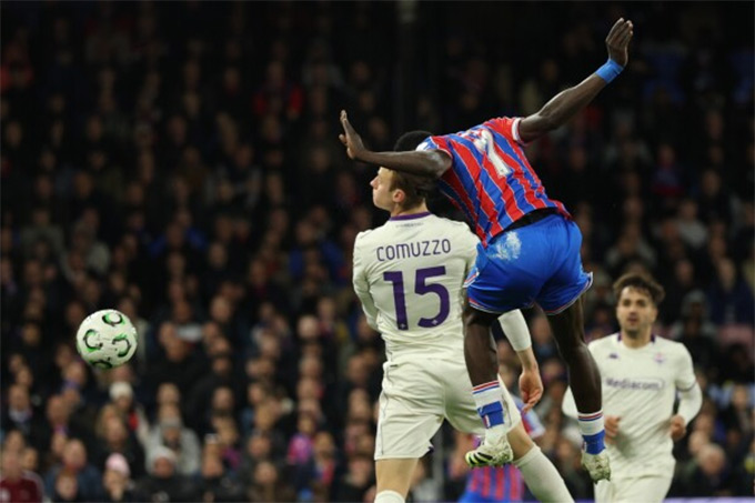 Cựu sao MU cắt ngang phỏng vấn: Khoảnh khắc ‘khó hiểu’ gây chú ý tại Crystal Palace