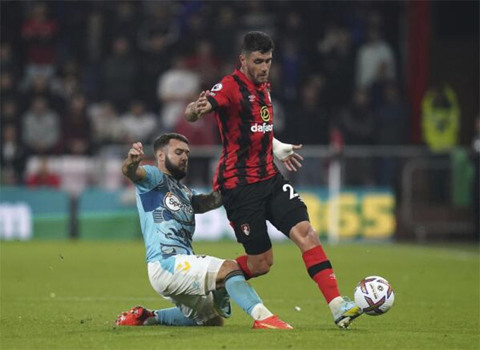 Liverpool – MU đại chiến giành Senesi theo dạng miễn phí