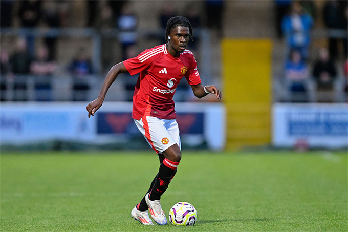 MU khóa tương lai ‘viên ngọc Carrington’ Kamason đến năm 2028