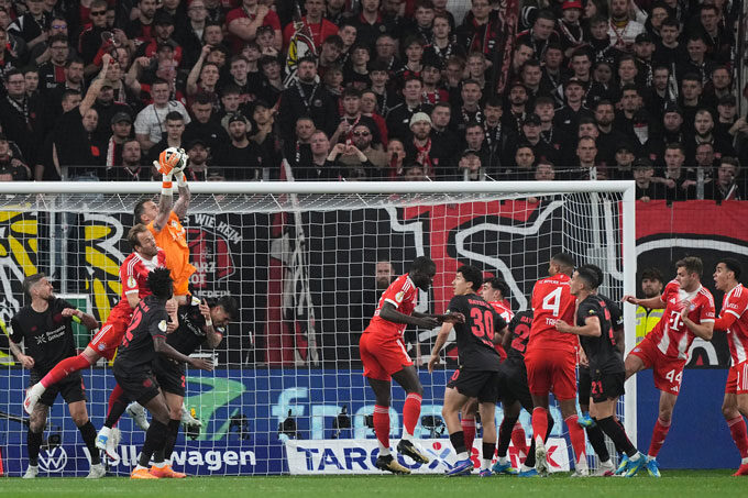 Neuer chấm “truyền nhân”, Flekken gây sốt sau màn trình diễn xuất thần