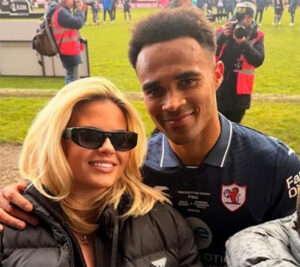 Ring girl Apollonia Llewellyn “chiếm sóng”, làm lu mờ bạn trai ngày đăng quang