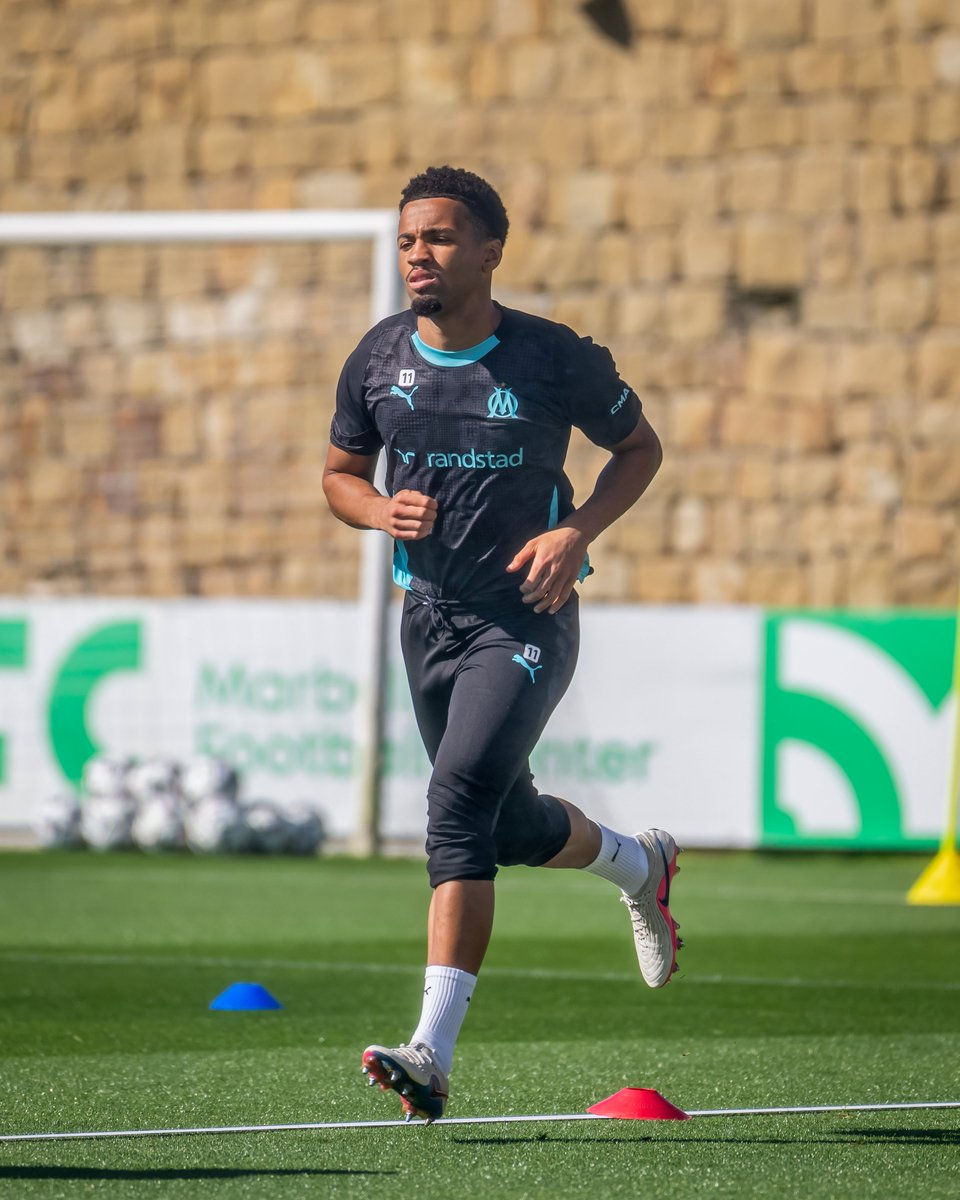 Sao trẻ Arsenal mất suất đá chính vì thái độ tập luyện hời hợt