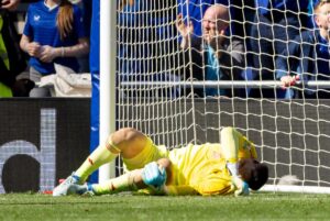 Thủ môn Liverpool nhập viện khẩn cấp: Nỗi lo chấn thương trước đại chiến Everton