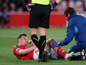 Tiền đạo Nottingham gục ngã: Chấn thương kinh hoàng khiến tất cả lặng người