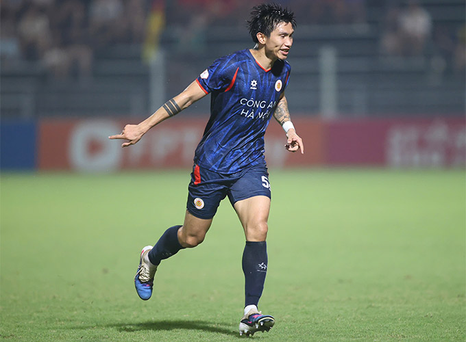 Văn Hậu lỡ hẹn vòng 19 vì đủ thẻ vàng