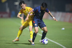 Văn Hậu lỡ hẹn vòng 19 vì đủ thẻ vàng