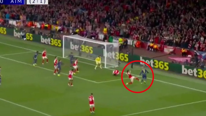 Beckham “lật mặt” trọng tài: Arsenal đi tiếp nhờ quyết định gây tranh cãi?