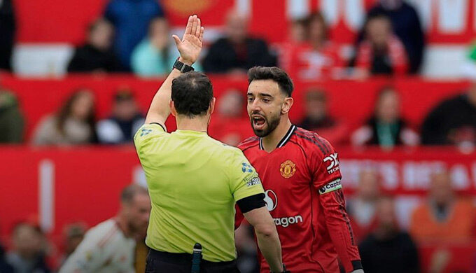 Bruno Fernandes “nổi điên” với trọng tài ngay trên sân