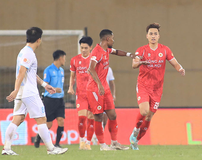 Công An Hà Nội FC chạm một tay vào ngai vàng