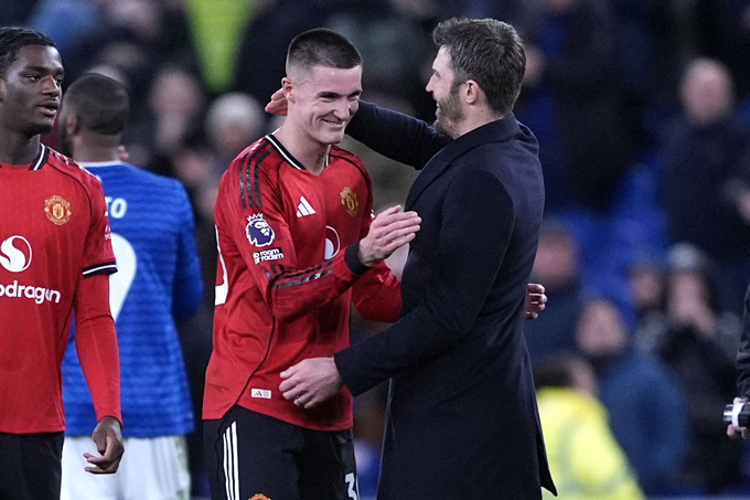 Manchester United chưa dám “chốt” Michael Carrick – vì nỗi sợ lặp lại sai lầm cũ