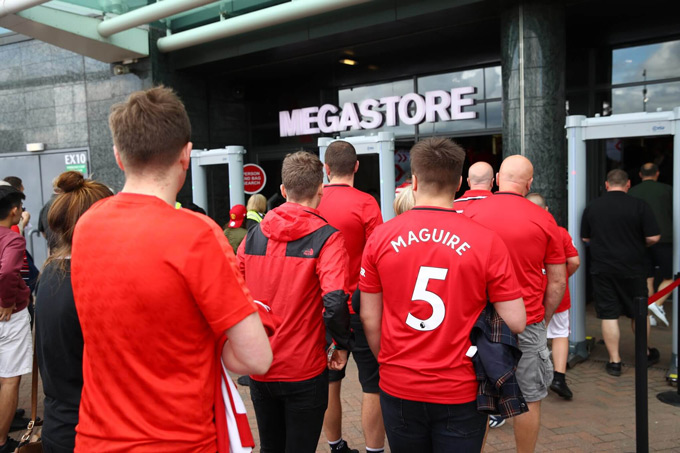 Manchester United trở lại Champions League: cú hích tiền bạc, quyền lực và áp lực cùng lúc