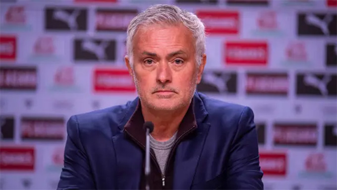 Phòng thay đồ Real Madrid quay lưng: Mourinho trở lại là “quả bom nổ chậm”