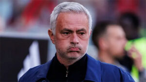 Phòng thay đồ Real Madrid quay lưng: Mourinho trở lại là “quả bom nổ chậm”
