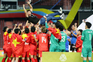 Thầy Kim Sang-sik và ê-kíp nhận “cơn mưa vinh danh” sau kỳ tích SEA Games