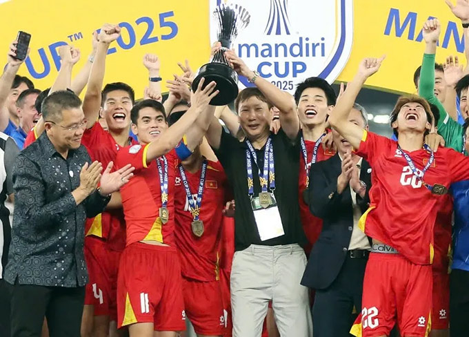 Thầy Kim Sang-sik và ê-kíp nhận “cơn mưa vinh danh” sau kỳ tích SEA Games